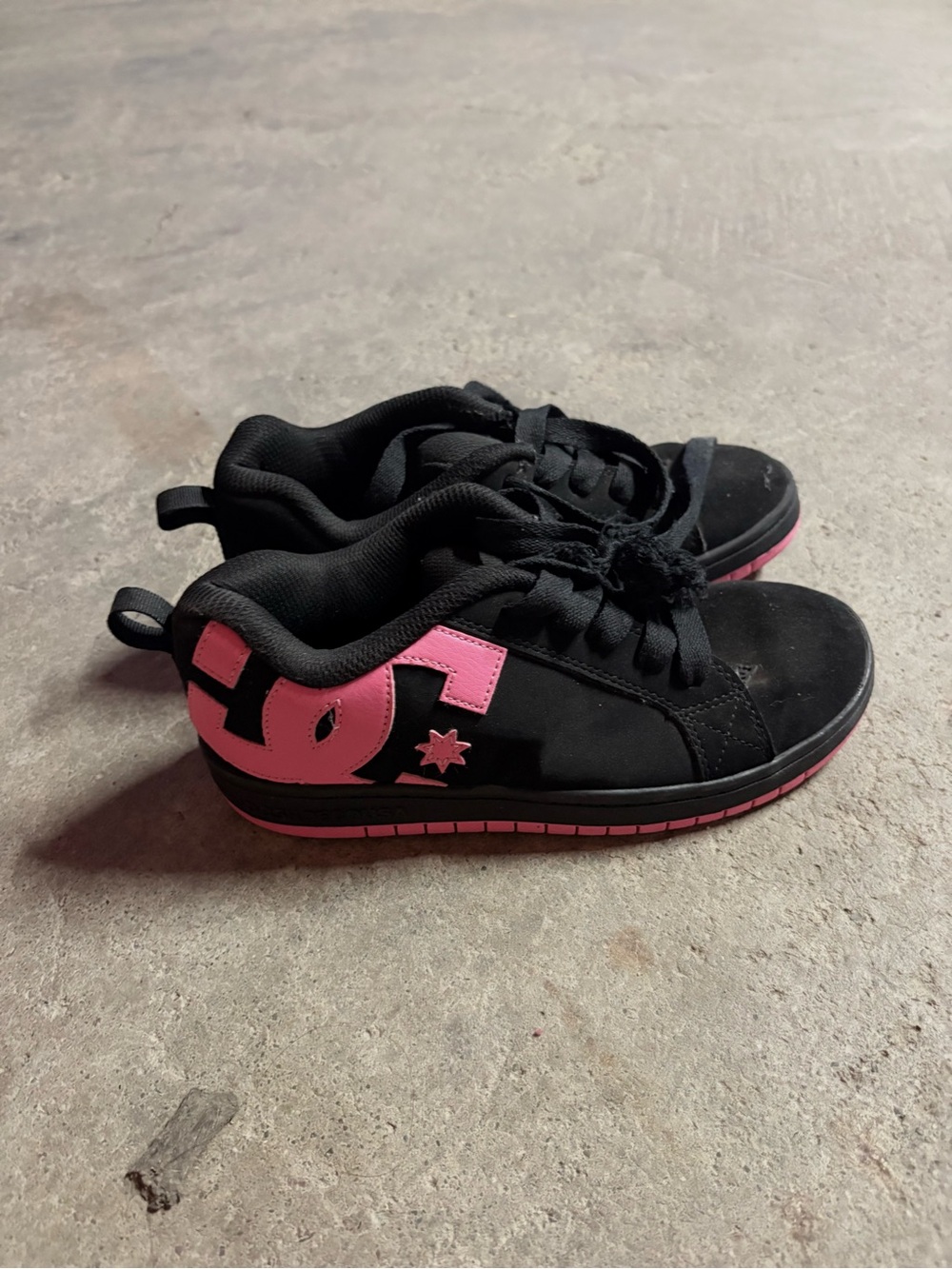 DC Court Women’s Graffik Skate Shoe Casual Low Top - Black/Pink 5.5